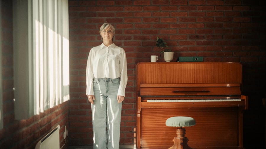 Kvinne stående ved piano