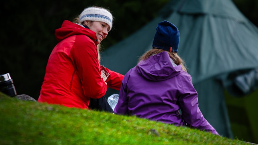Veileder i samtale med en av våre deltagere