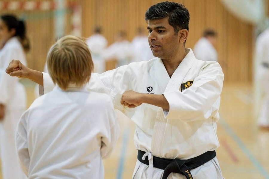 Karateinstuktør med barn