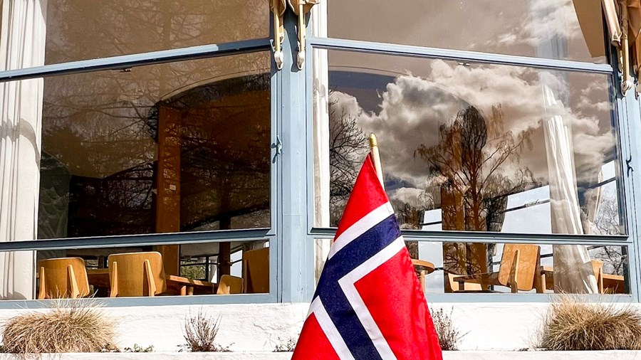 Flagg utenfor Hvalstrand Bad restaurant