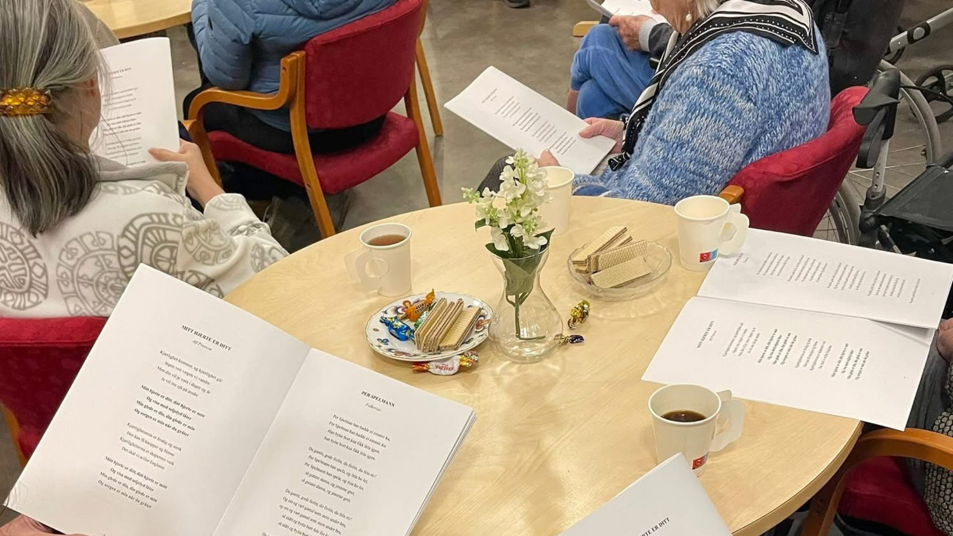 Deltagere synger fra sanghefte