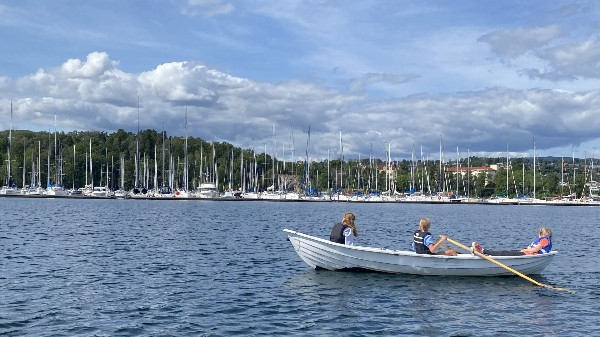 Deltagere som ror robåt