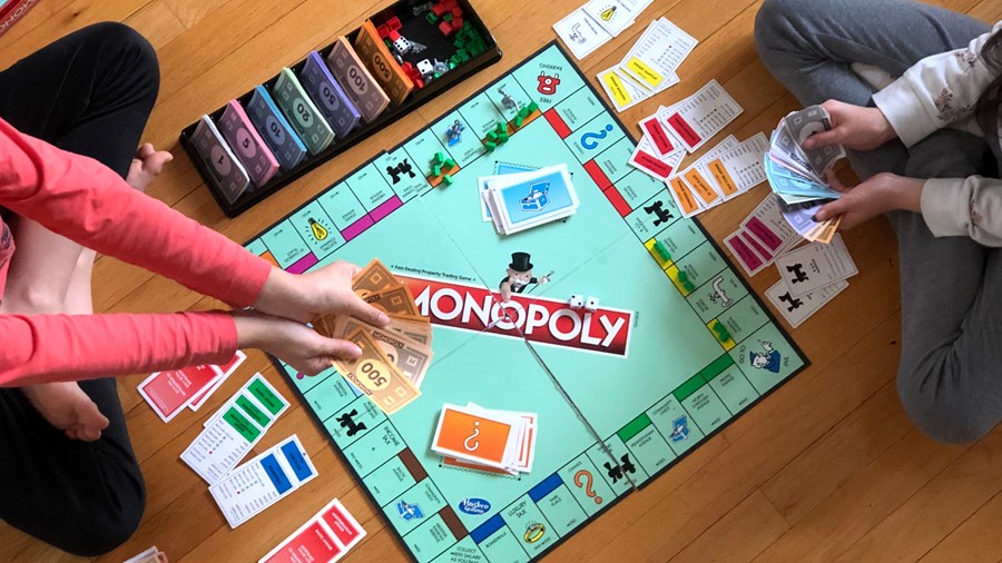 To personer som spiller Monopoly