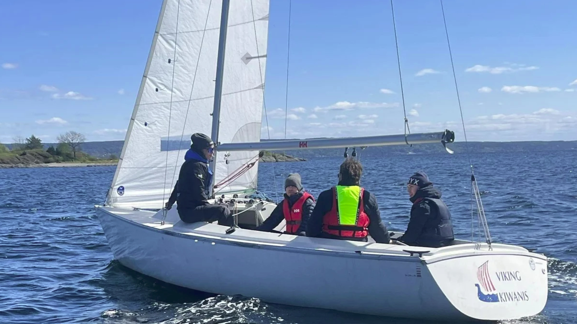 Fin seilas i solskinnet utenfor Asker Seilforening