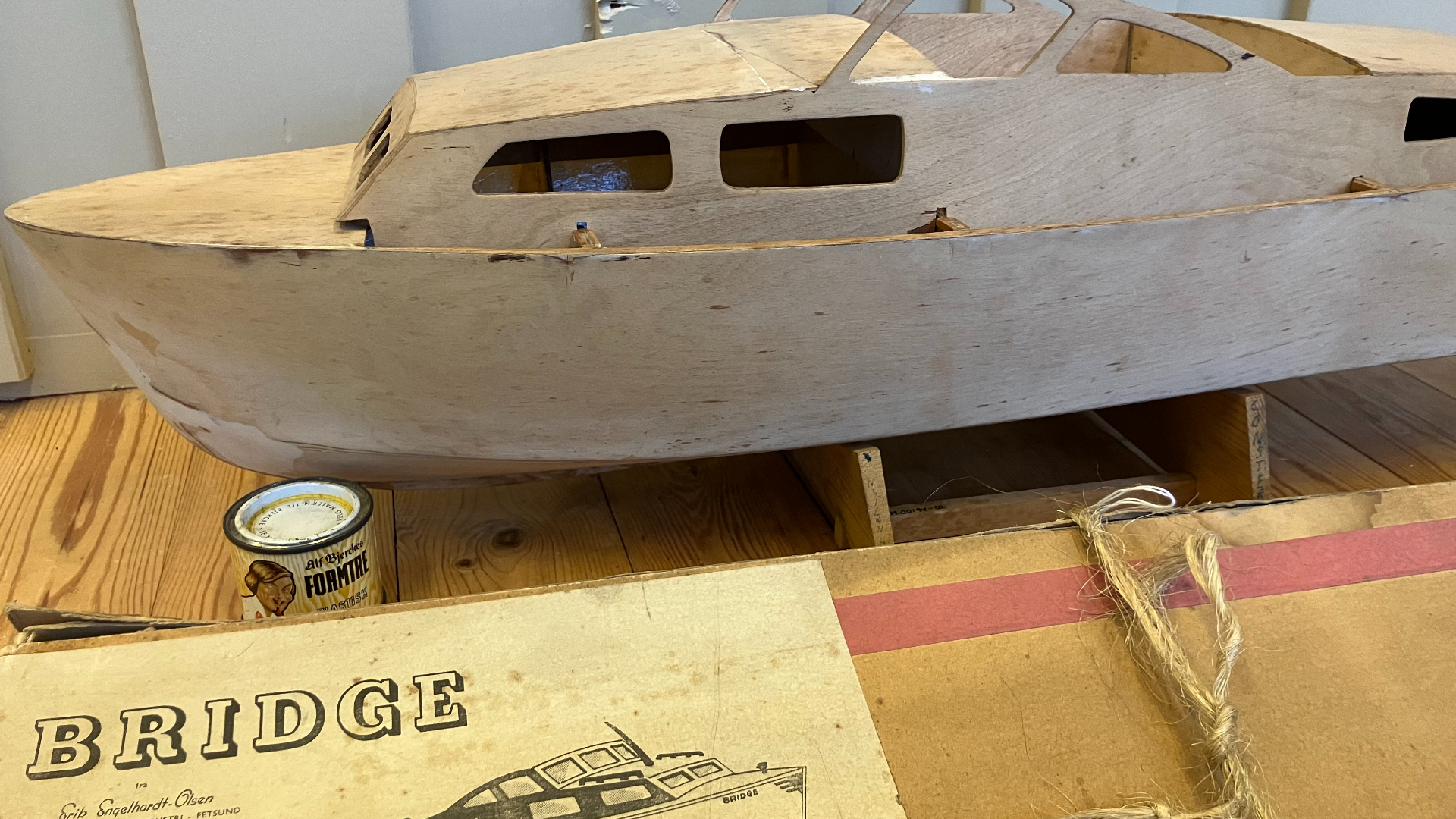 Modellbåt under bygging