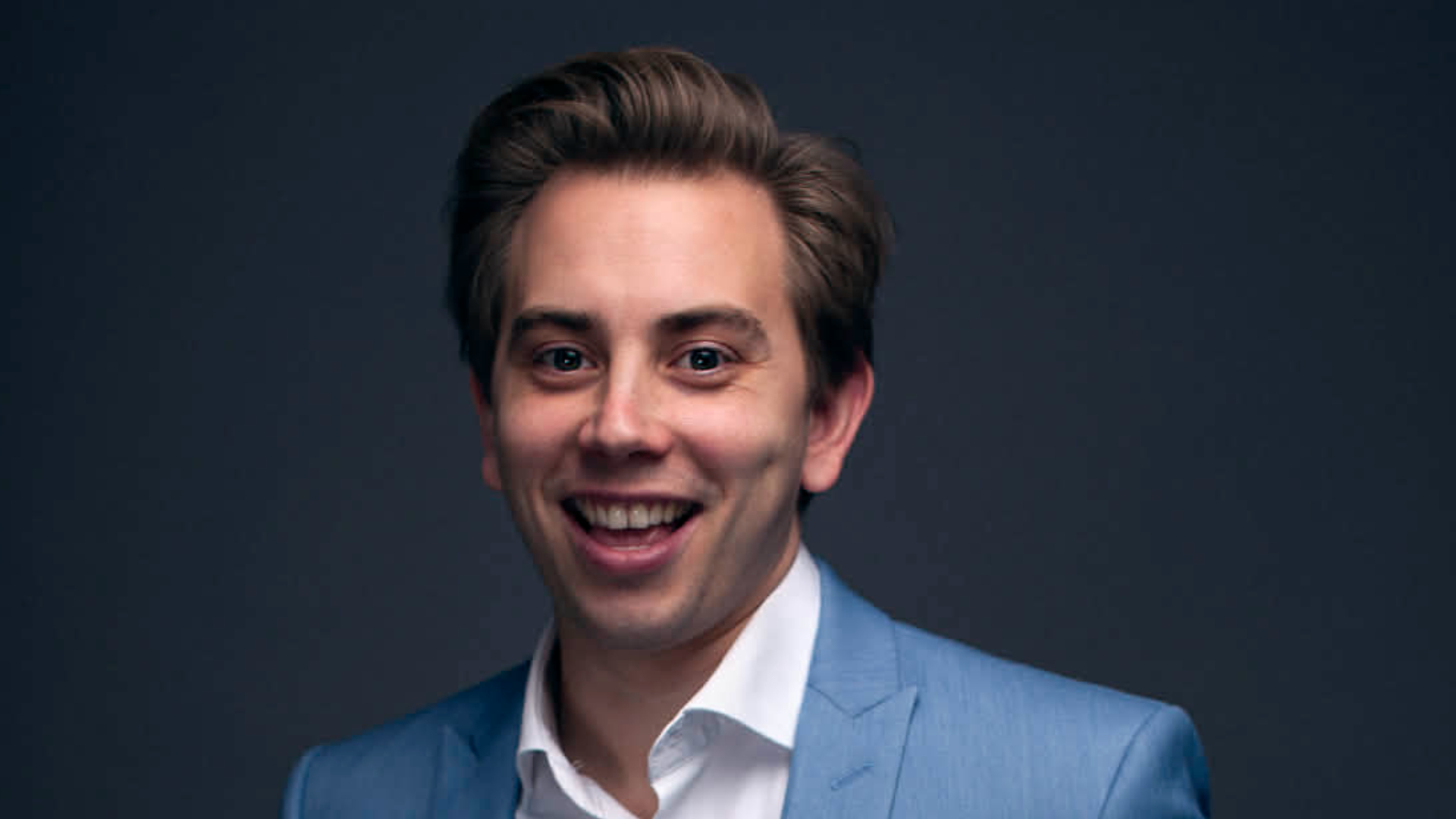 Mann i lys blå dress og hvit skjorte. Sanger 