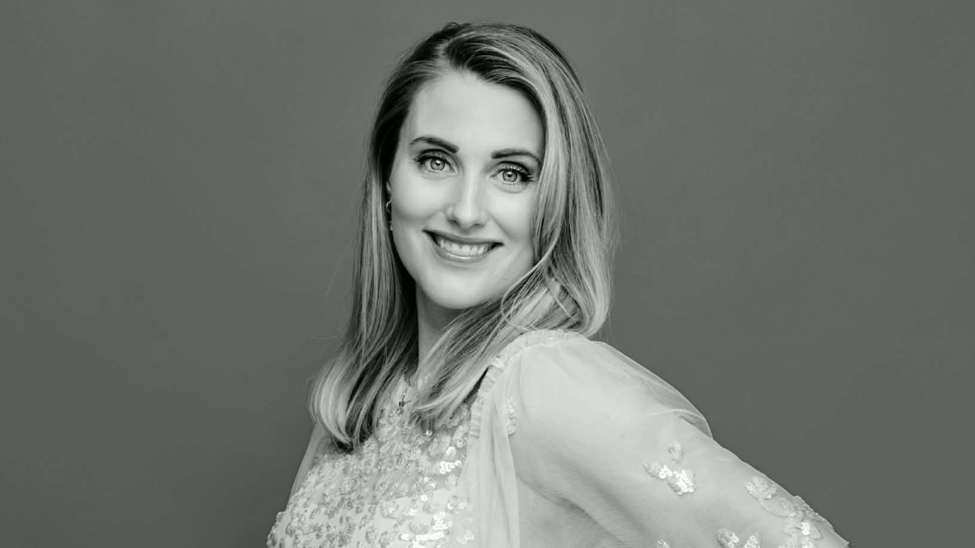 Sopransolist. Kvinne i hvit kjole. 