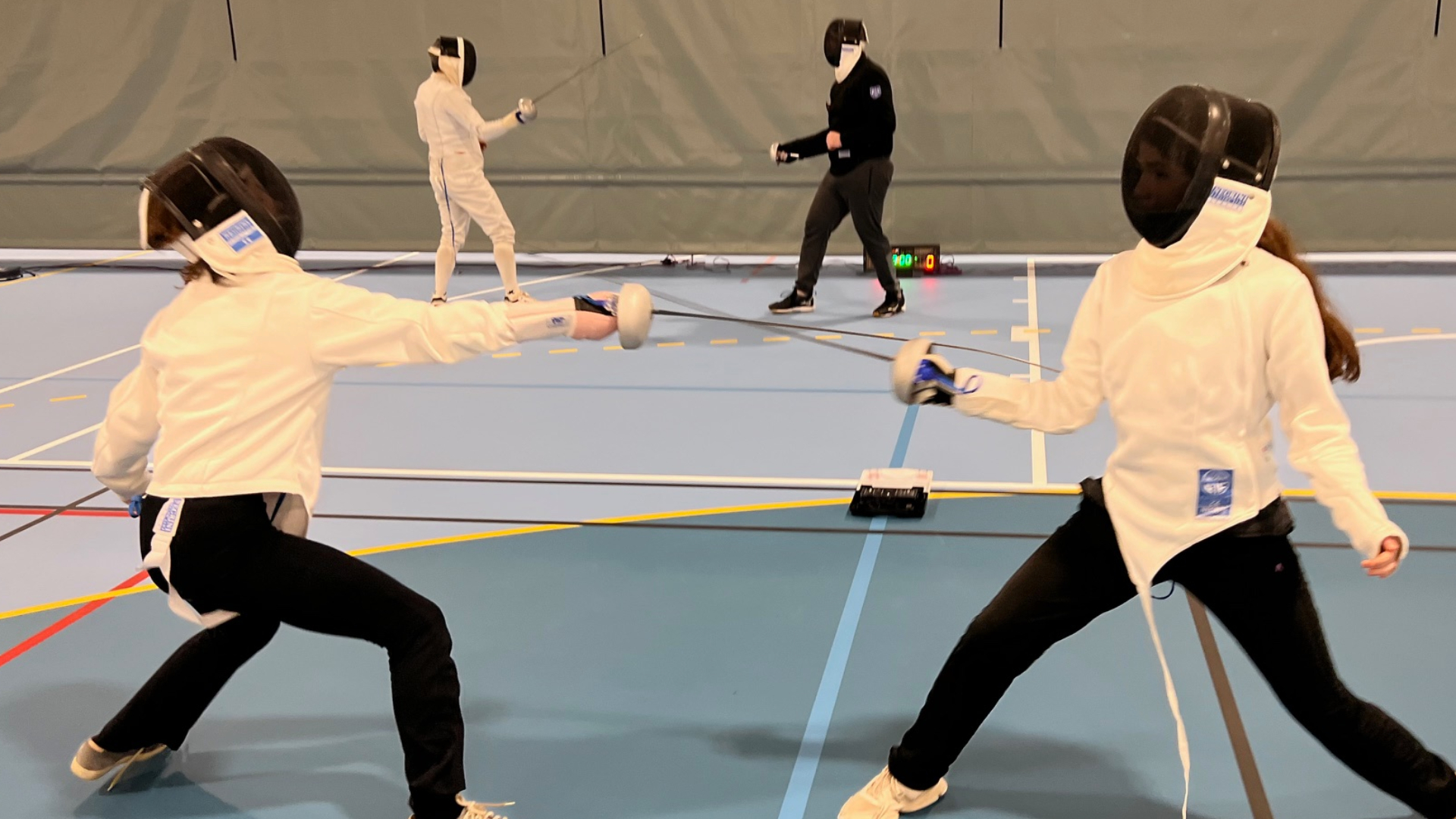 Jenter i duell på trening - med leksjon i bakgrunnen