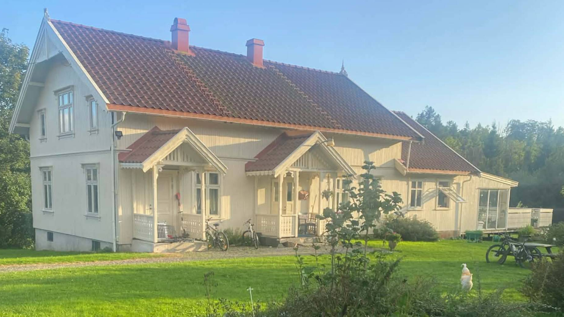 Skjøttelvik gård i sommervær.
