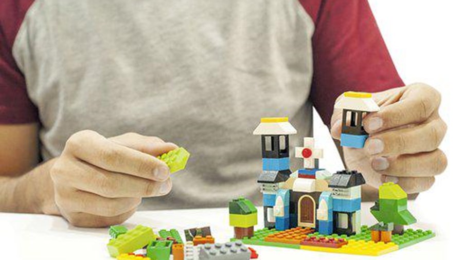 Barn som bygger Lego