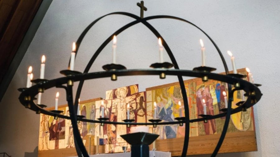 Lysglobe og altertavle i Holmen kirke.