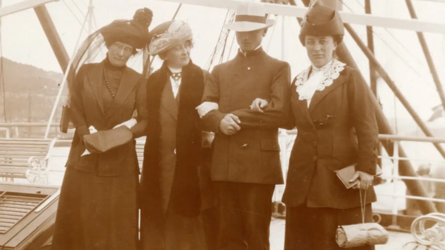 Hulda Garborg poserer sammen med venninnene Fernanda Nissen og Harriet Simonsen, og sønnen Tuften (Arne) Garborg, ombord på DS Hellig Olav på avreisedagen 17. mai 1913.