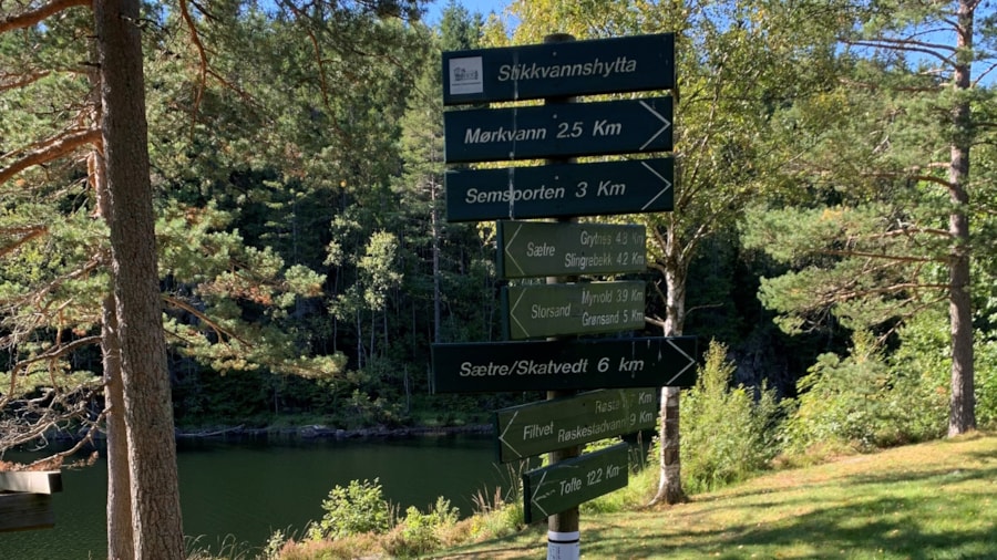 Skilt som viser mange veier, fra Stikkvannshytta