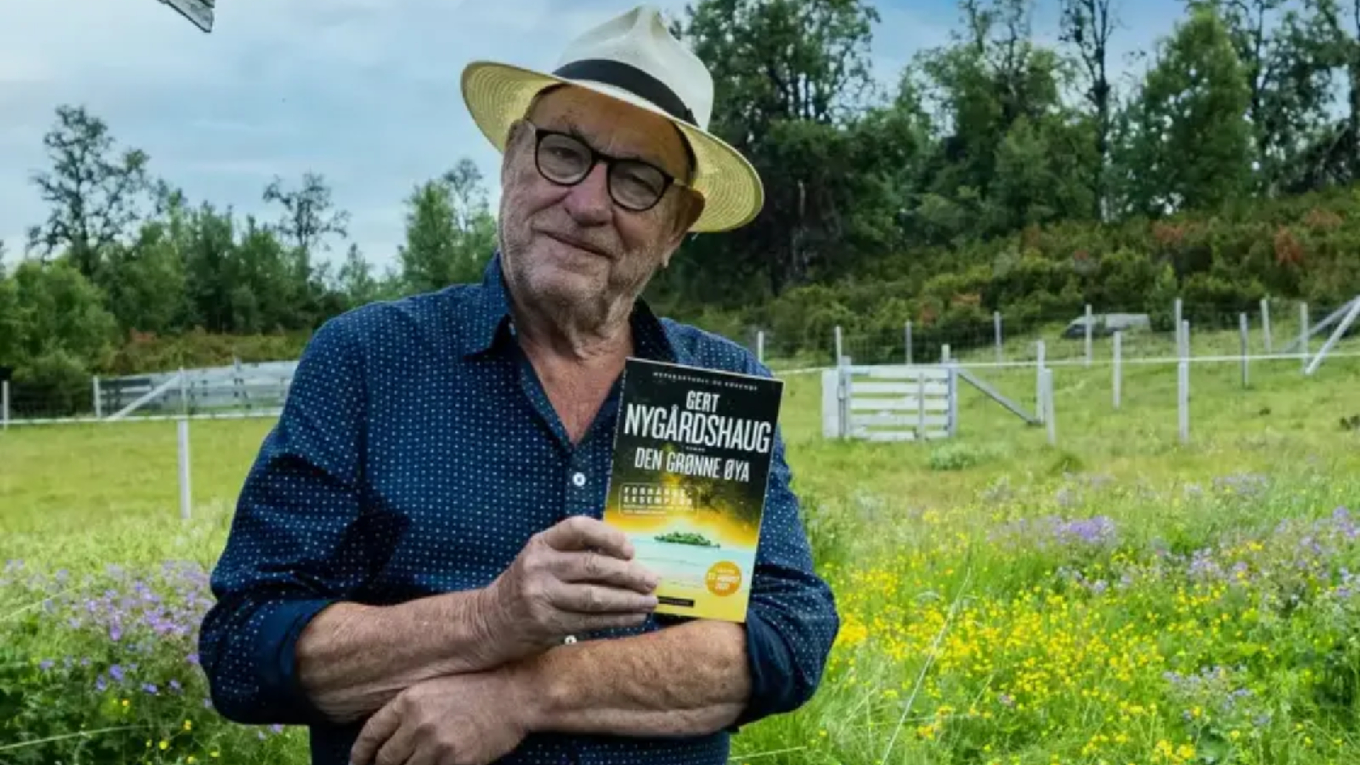 Gert Nygårdshaug med hans bok, Den grønne øya