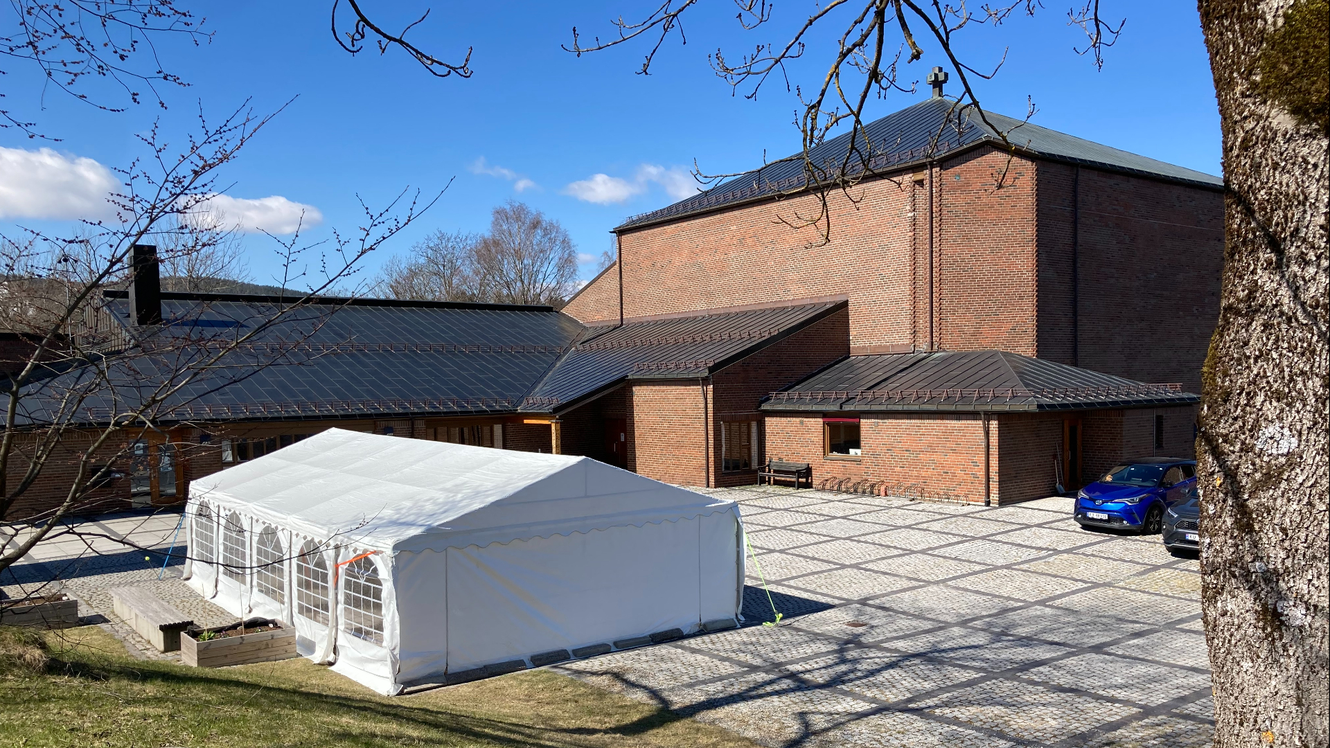 Østenstad kirke med telt for anledningen