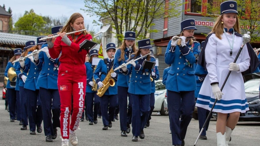 Asker skolekorps marsjerer