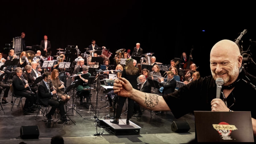 Asker Musikkorps på scenen sammen med quizmaster Geir Bjarte Hjetland