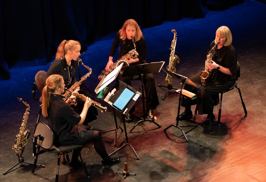 Fire personer sitter i en halvsirkel og spiller saxofon.