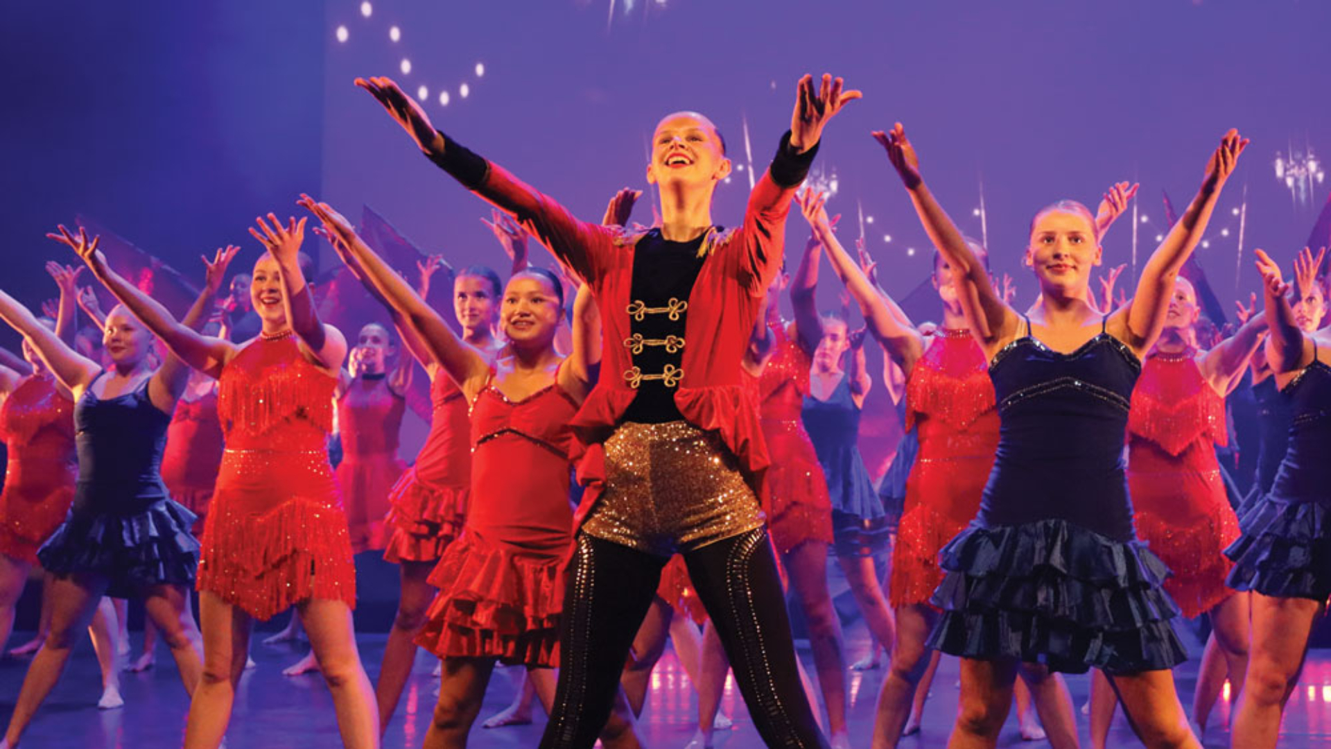 Bilde av ungdommer i kostymer som danser