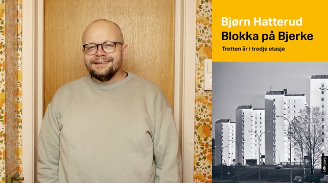 Forfatter Bjørn Hatterud på kjøkken med gul, blomstrete tapet