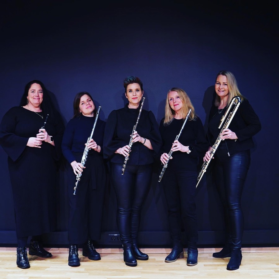 Fem kvinner med fløyter