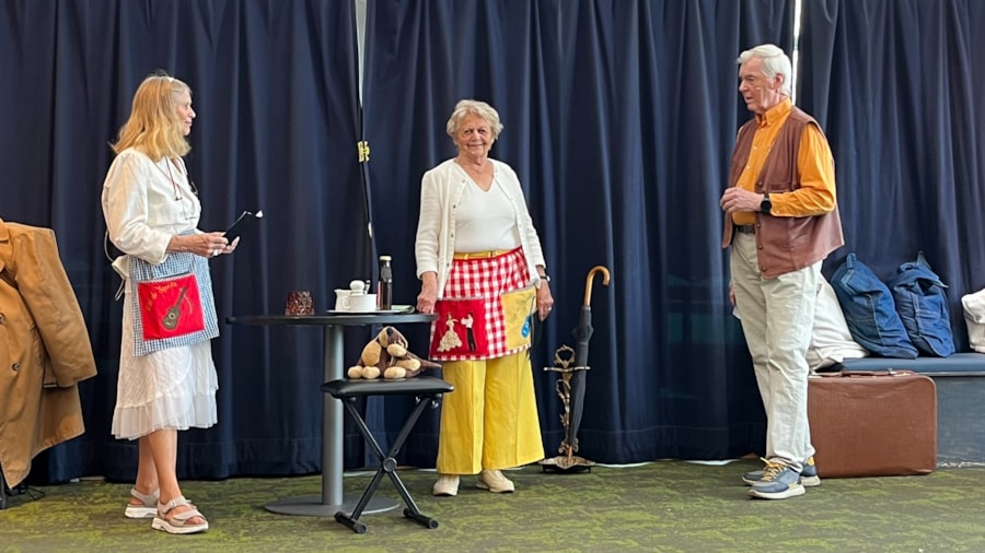 3 mennesker på scenen
