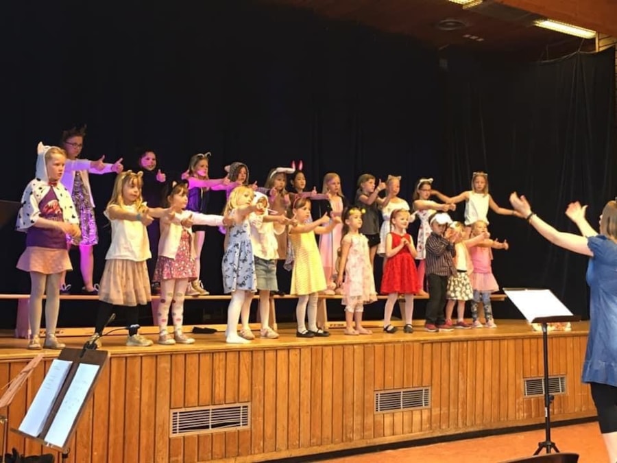 Sætre barnekor på scenen