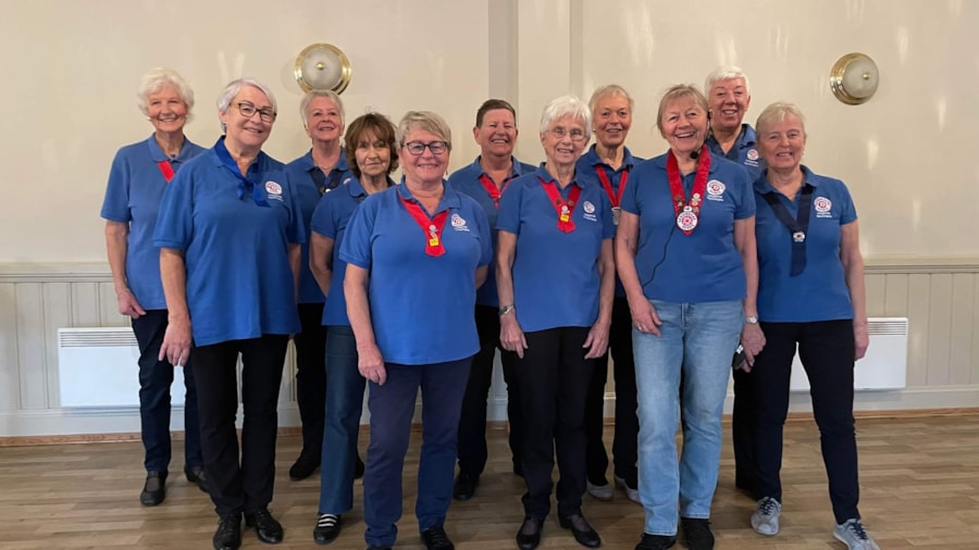 Damer med like trøyer