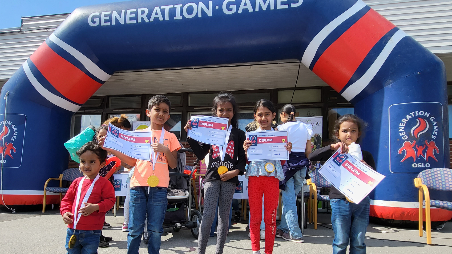 Glade barn som har deltatt og fått diplom og premie