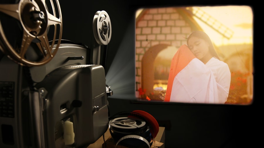 Filmrull og folk som ser på film.