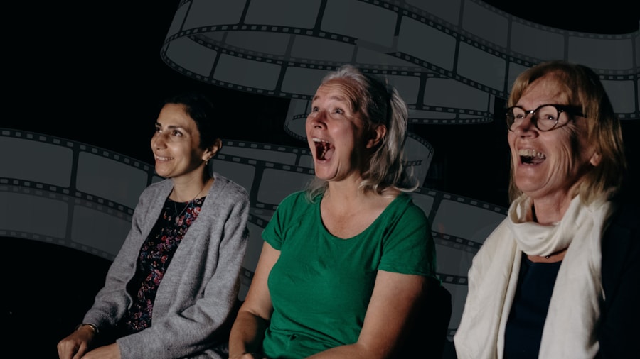 Filmrull og folk som ser på film.