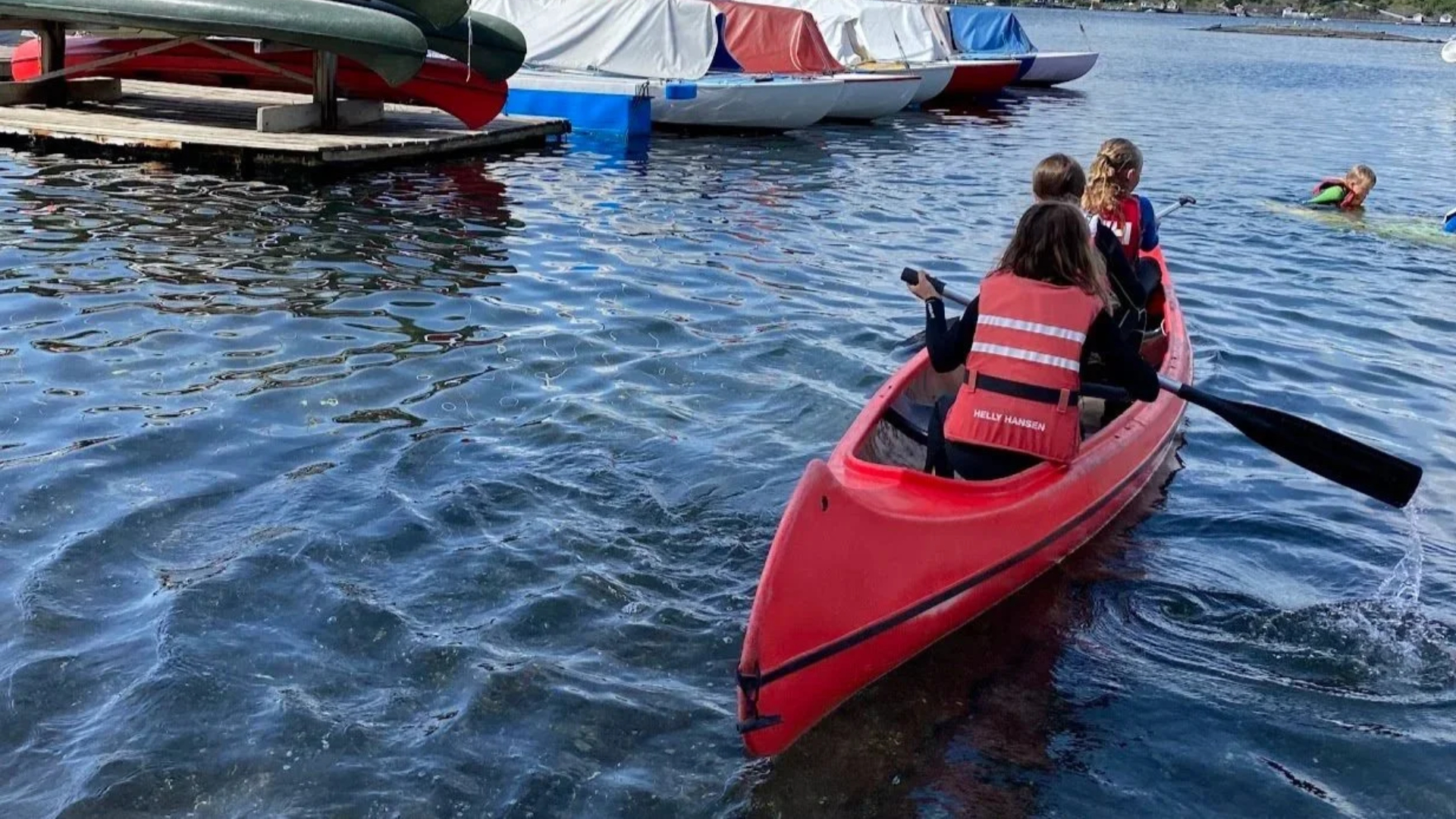 Barn som koser seg på sommerleir