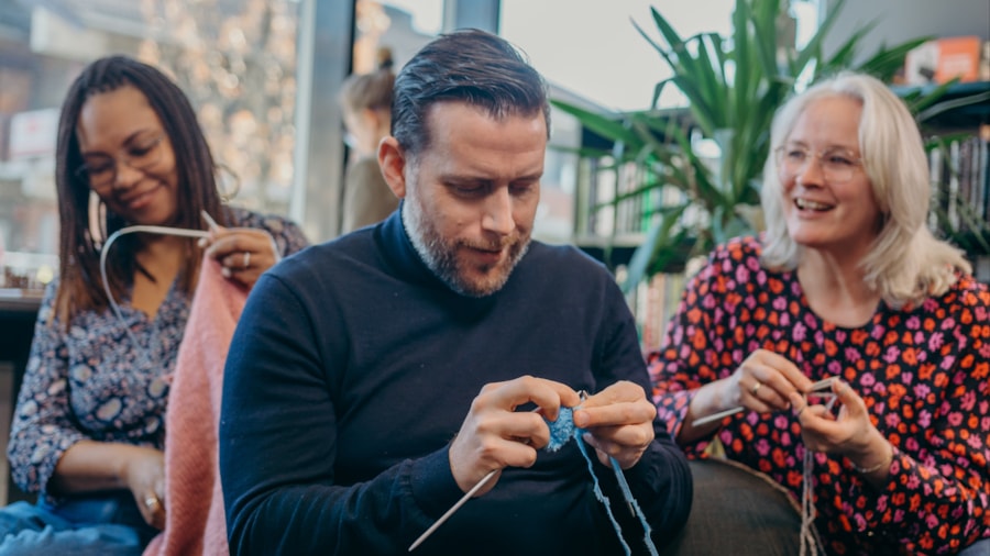 Mennesker som driver med håndarbeid.