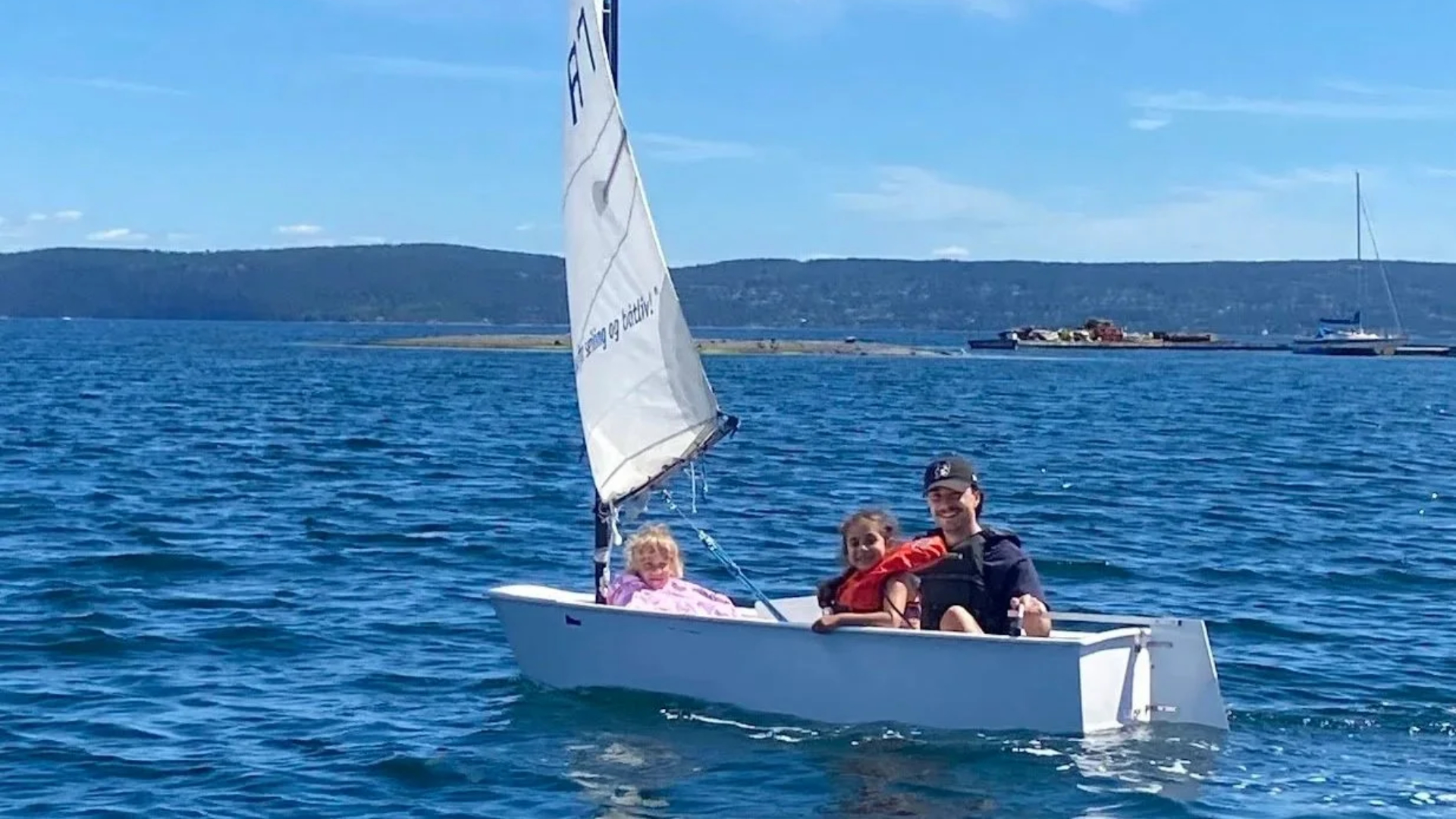 Barn som koser seg i Optimist