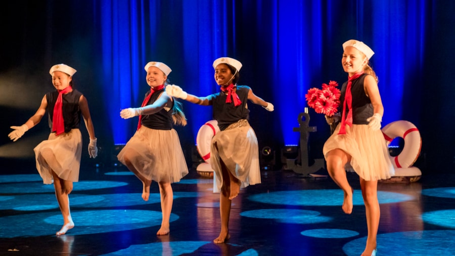 Jenter som danser i matroskostyme