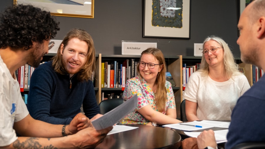 Mennesker som smiler og leser