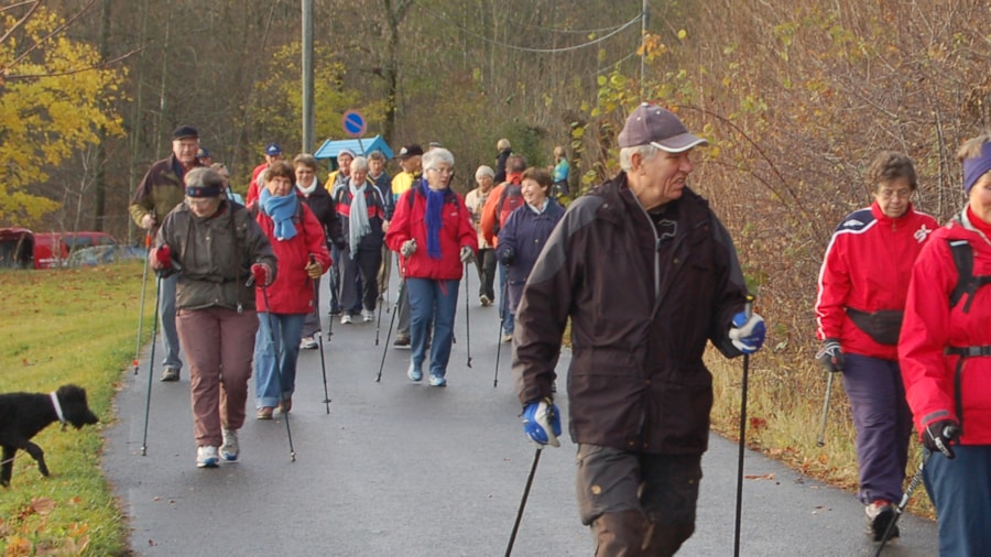 Mennesker som går tur med staver