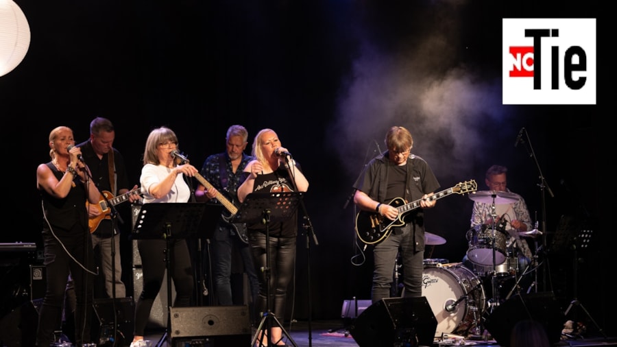 Et band som står på en scene og spiller musikk