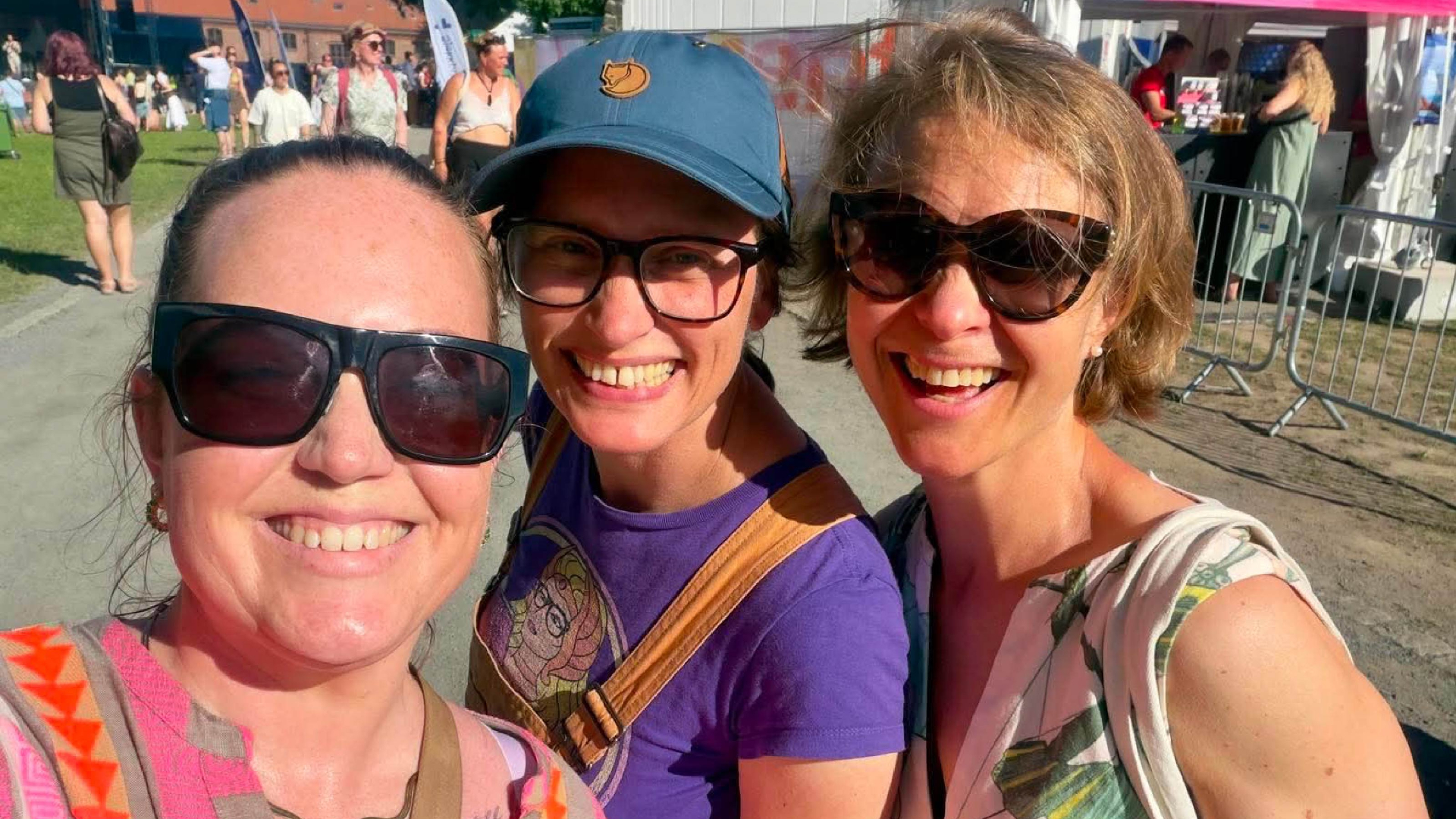 Her er vi som starter Kor Korall; Marte, Anne Christine og Jorunn på pubkor i Oslo 