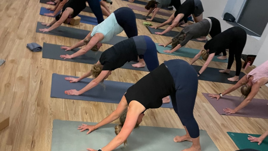 Mennesker i yoga klasse