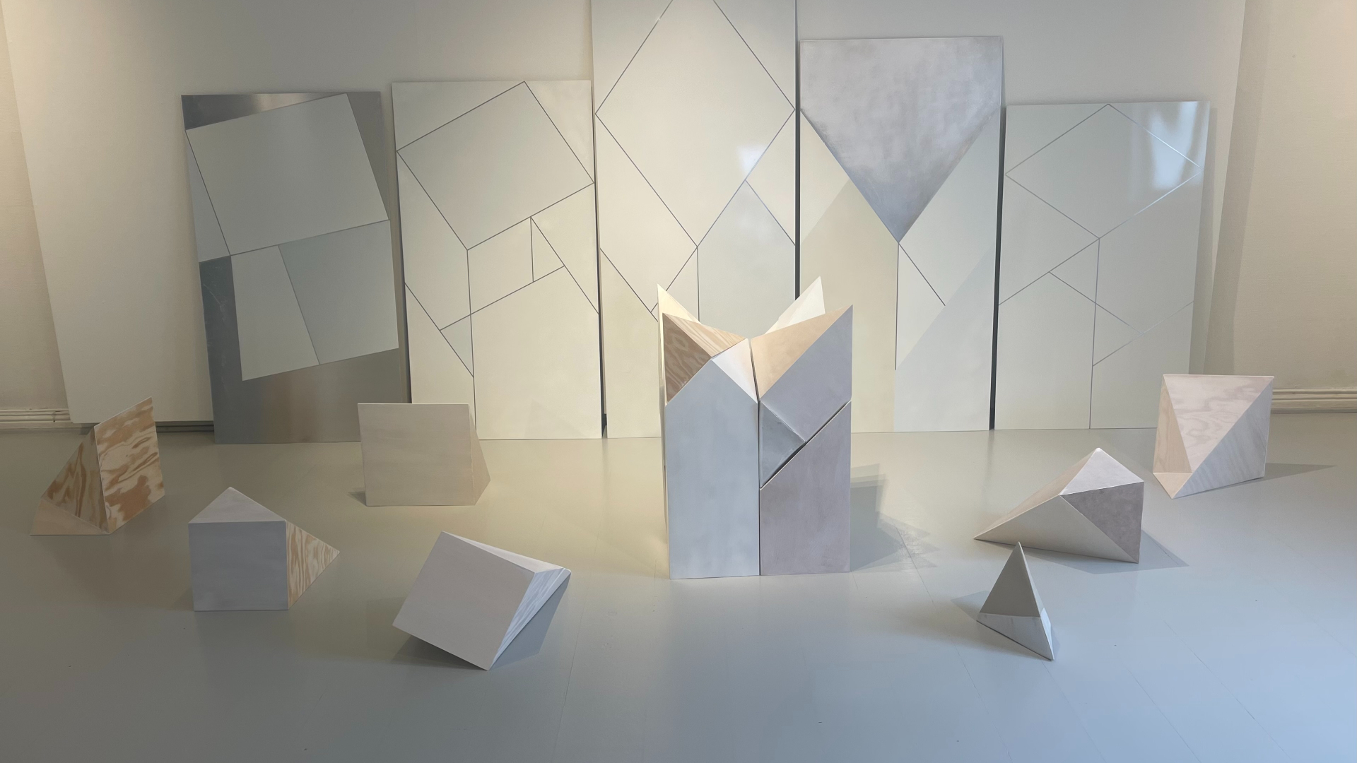 Flater og geometriske skulpturer i rom