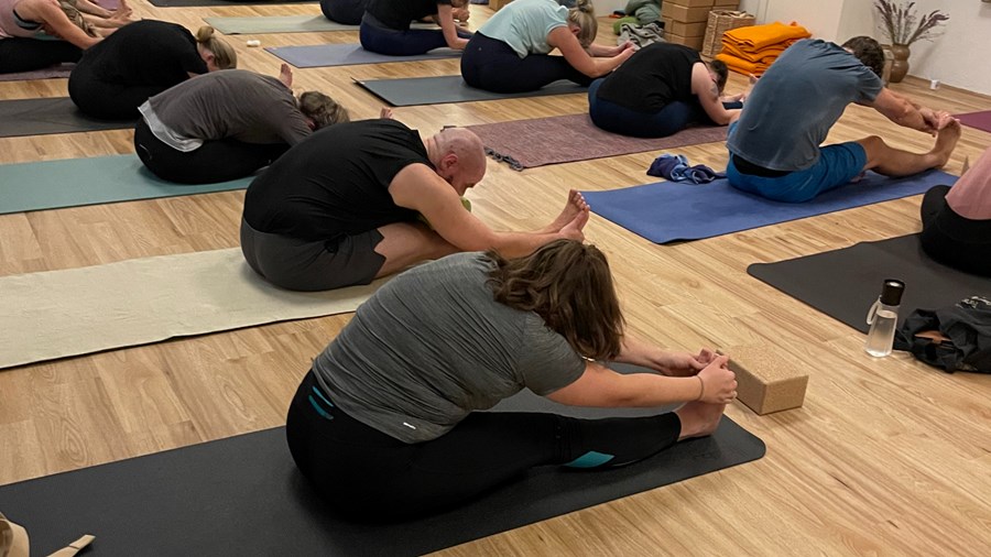 Mennesker i yoga klasse