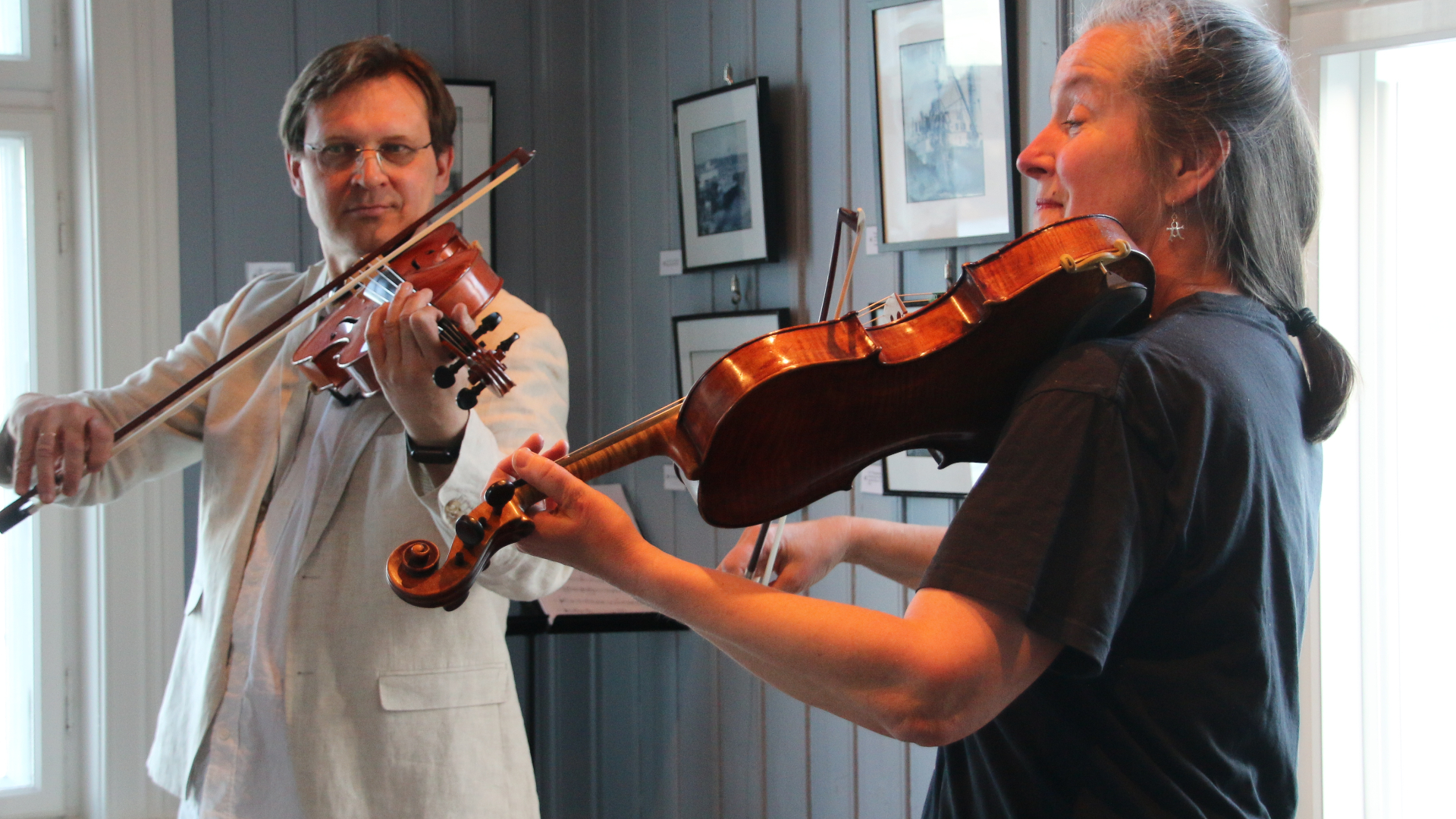 Povilas fra konserten på fyret i mai 2015 sammen med bratsjist Nora Taksdal
