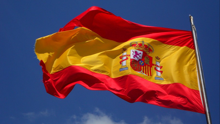 Spansk flagg som vaier i vinden