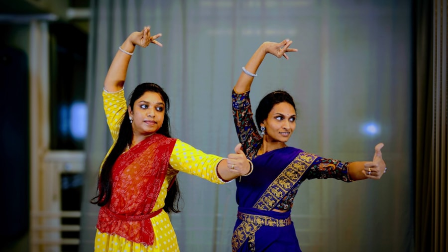 Elever med lærer Bharatnatyam