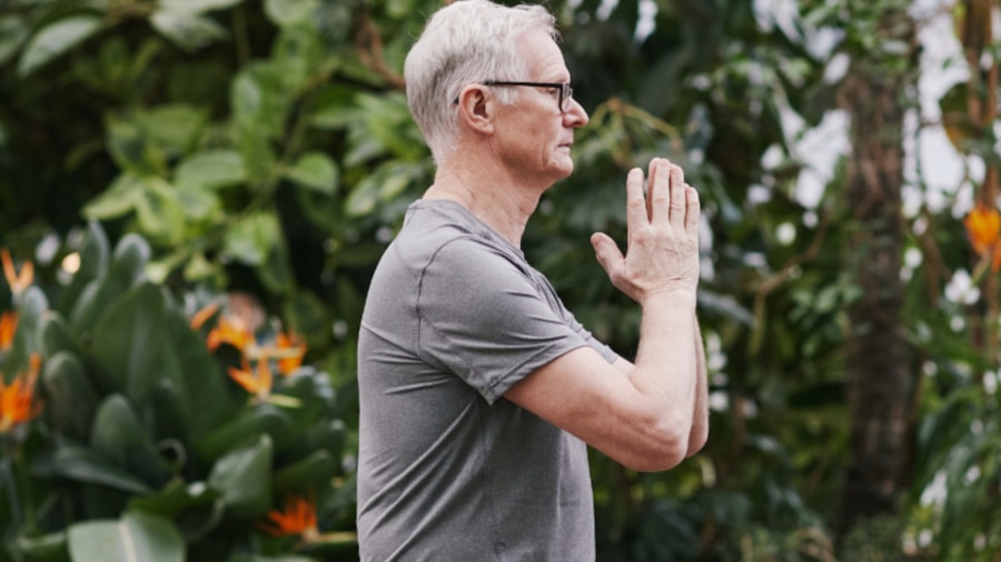 Mann som gjør yoga