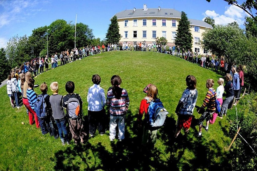 Barn i ring utenfor Steinerskolen i Hurum